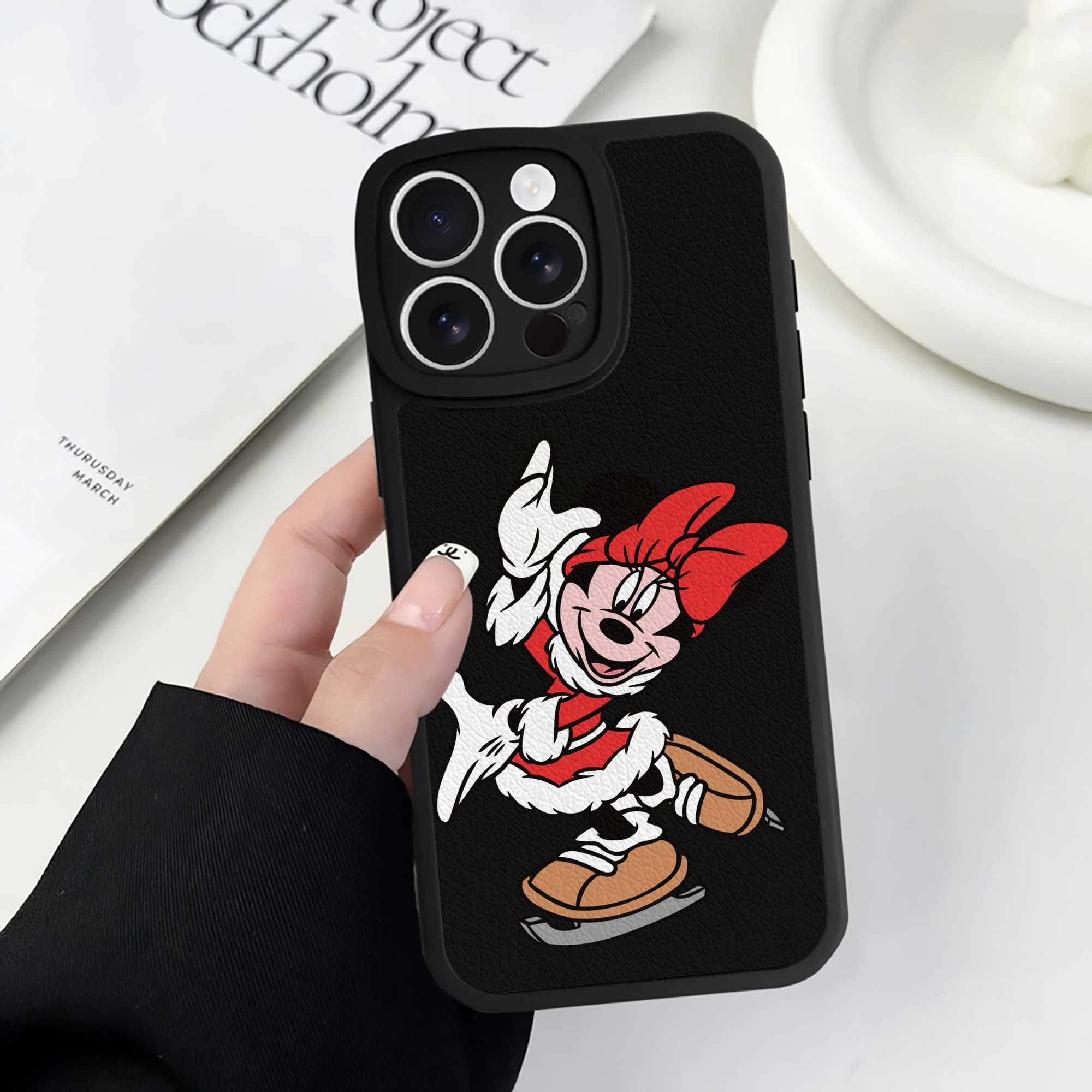 （画像用） ミッキーマウス Mickey Mouse 【iPhone 16シリーズ対応】シリコンスマホケース（レザー調） 材質：シリコン